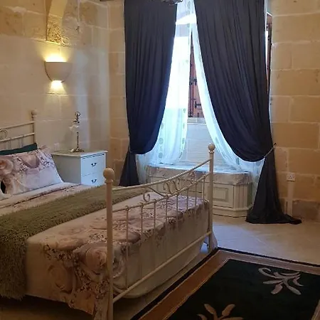 Carmen's Holiday Kerċem