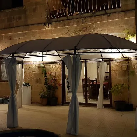 Carmen's Holiday 住宿加早餐酒店 Kerċem