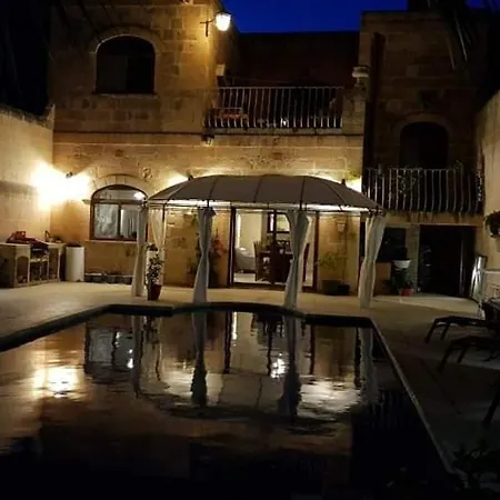 Carmen's Holiday 住宿加早餐酒店 Kerċem